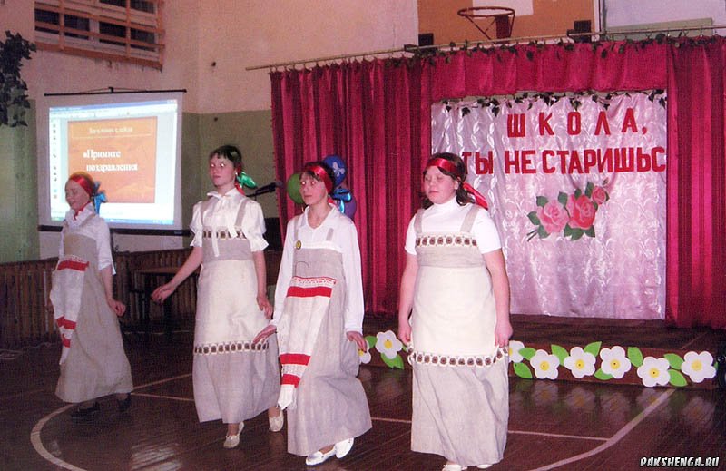 Выступление Танцевальной группы "Улыбка" на юбилее, в школе.