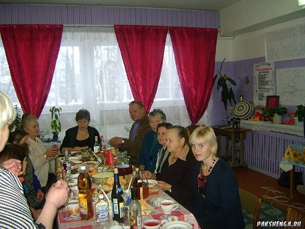 Отмечаем День матери после концерта. 2009 год.