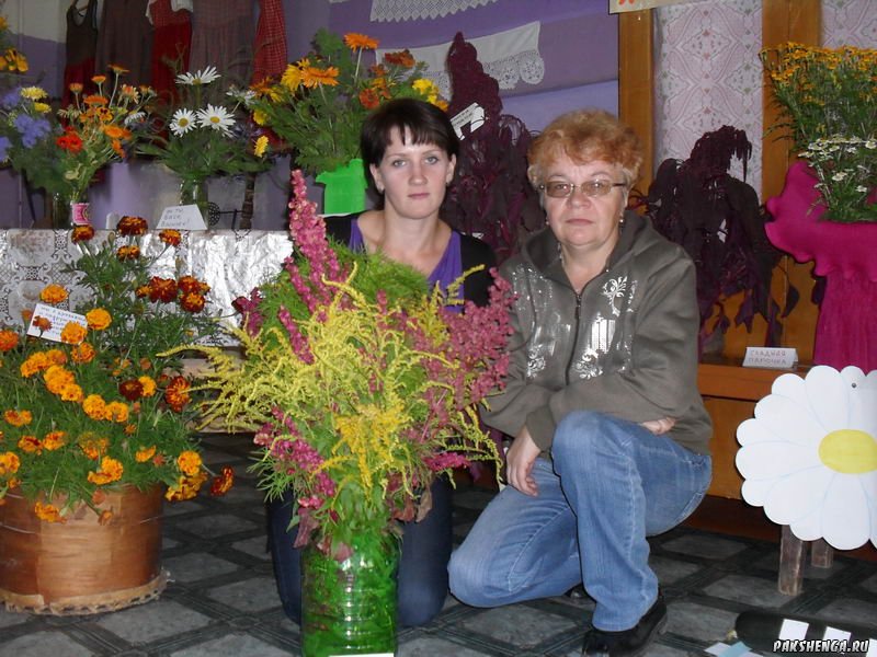 Директор ДК  Зиновьева Марина Валерьевна , библиотекарь Постникова Елена Васильевна