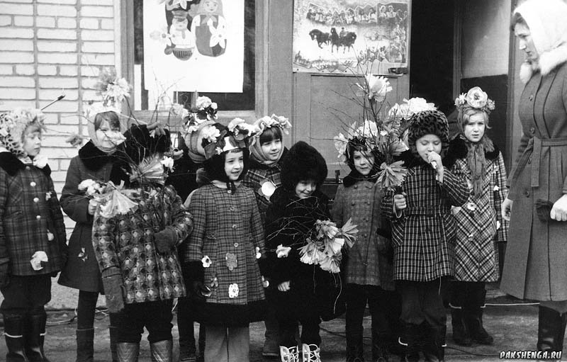 "Веснянки" выступают с концертом на празднике "Проводы зимы". Детсад и воспитатель Любовь Евгеньевна