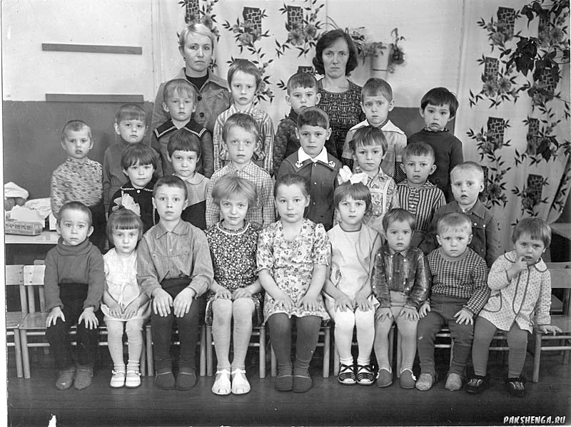 апрель 1980 года. 1 ряд: Шаманин Вася, Горбунова Юля, Горбунов Андрюша, Горбунова надя, Горбунова Лариса, Гоорбунова Галя, Горбунов Саша, Макаров Серёжа, Прокопчук Света.