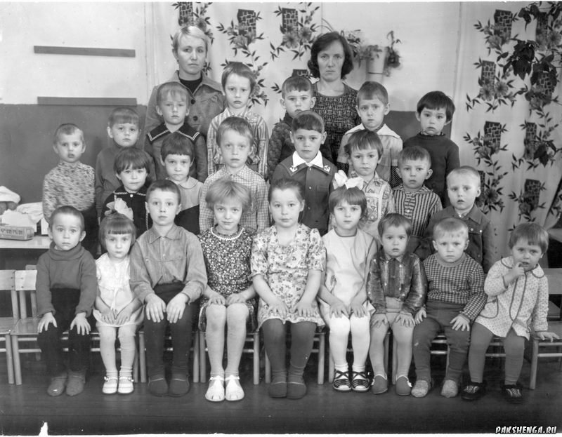 примерно 1977 год 1ряд: Шаманин Вася, Горбунова Юля, Горбунов Андрей, Горбунова Надя, Горбунова Лариса, Горбунова Галя, Горбунов Саша, Макаров Сережа, Прокопчук Света,
