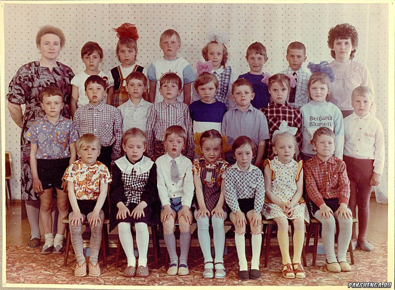 старшая и подготовительная группы, 1990 год. 1 ряд: Горбунов Стасик, Горбунова Наташа, Прилучный Алёша, Горбунова Настя, Третьяков Вова, Прилучная Оля, Андреянов Вася.