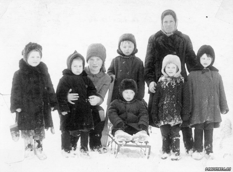 Прогулка в детсаду. 1963 год. Люда, Люда, воспитатель Третьякова Тамара Васильевна, Славик, Надя, Люда, Люба, воспитатель Горбунова Софья Афанасьевна