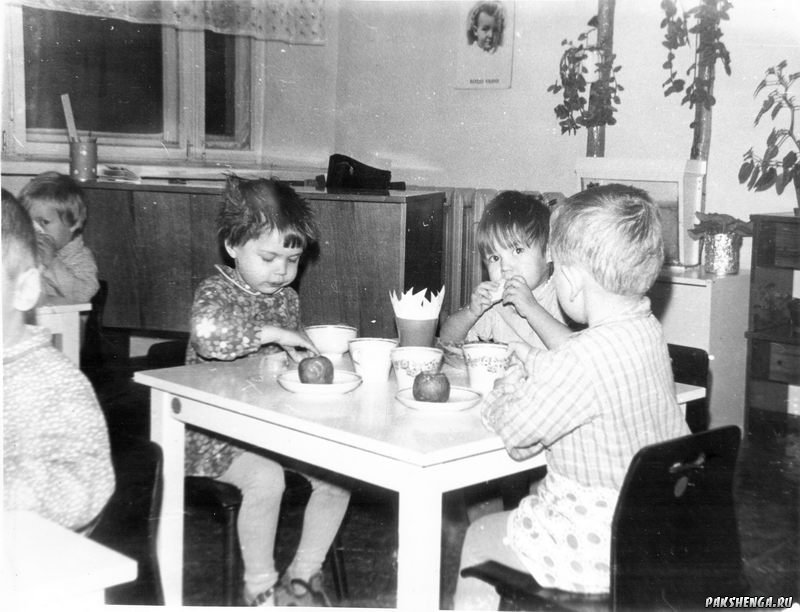 Год 1989 или 1990-й Постникова Маша, Кузьмина Таня.