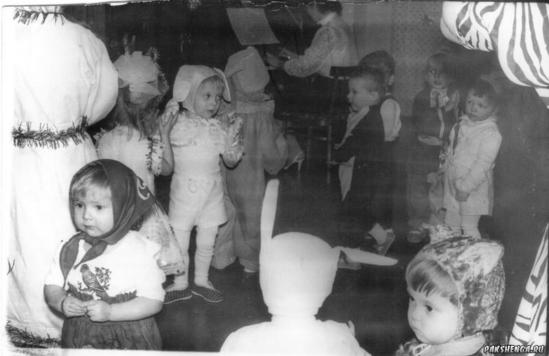 На Новогоднем утреннике, встреча 1991   Лодыгина Аня, Барсуков Алёша, Постников Миша, Прилучный Дима, макаров Саша.