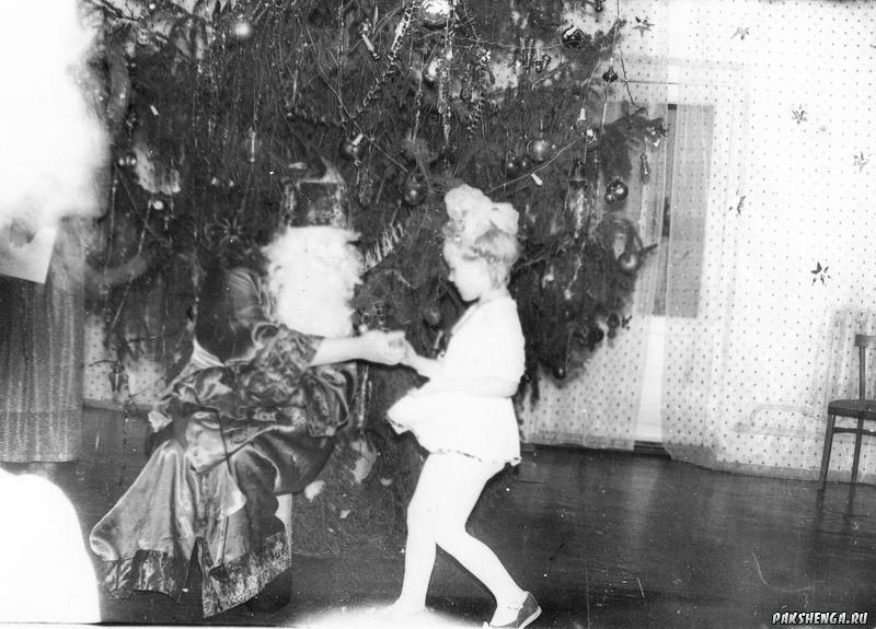 На Новогоднем утреннике, встреча 1991   Дед Мроз и Суханова Таня.