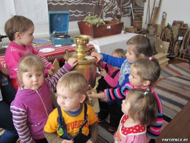 На экскурсии в Пакшеньгском музее. Апрель 2013 г.