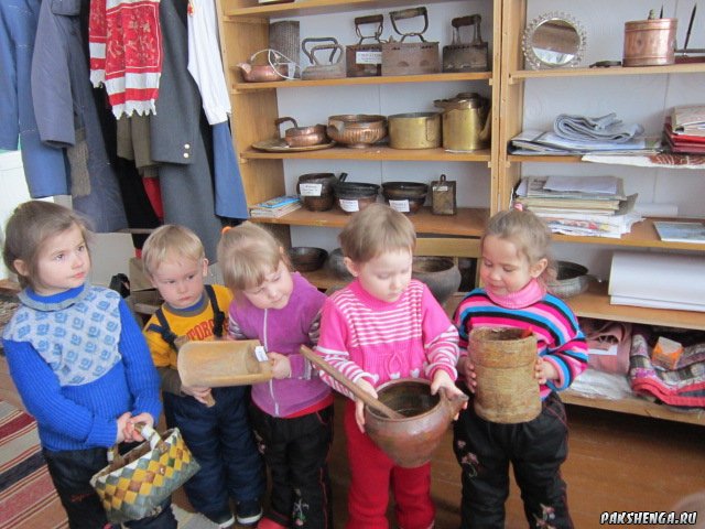 На экскурсии в Пакшеньгском музее. Апрель 2013 г.