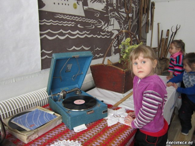 На экскурсии в Пакшеньгском музее. Апрель 2013 г.