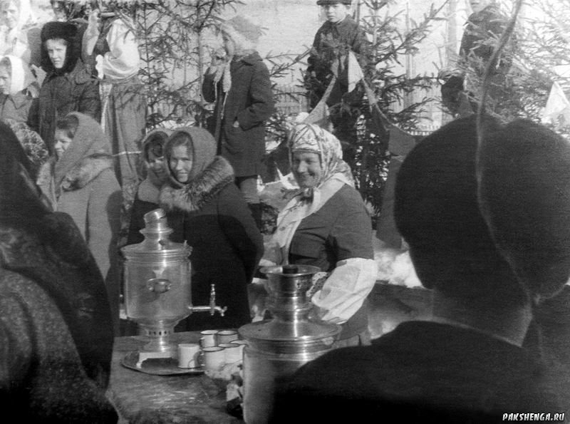 На празднике " Проводы зимы"  Фото  начала 1970-х годов
