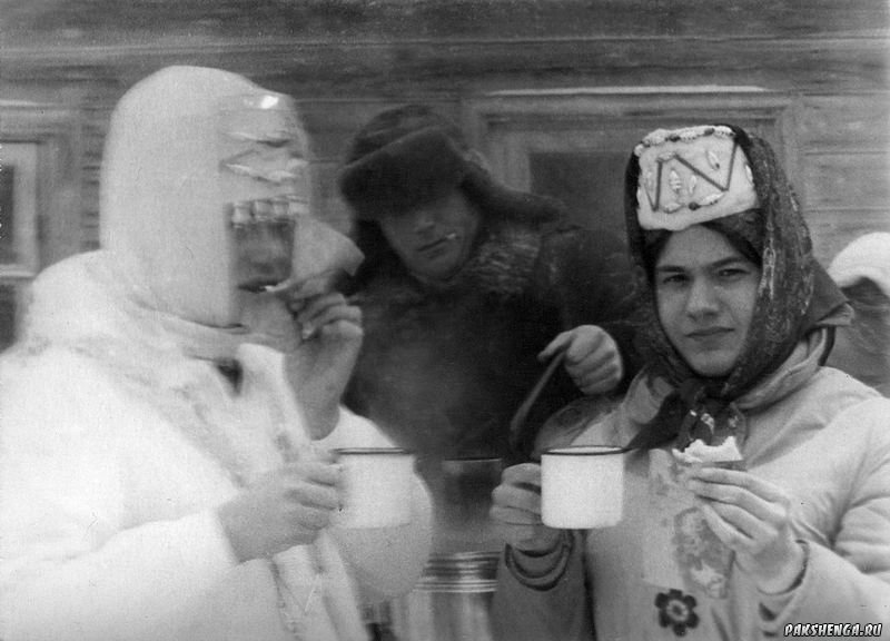 На празднике "Проводы зимы". Начало 1970-х.