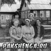 В центре, у танцплощадки