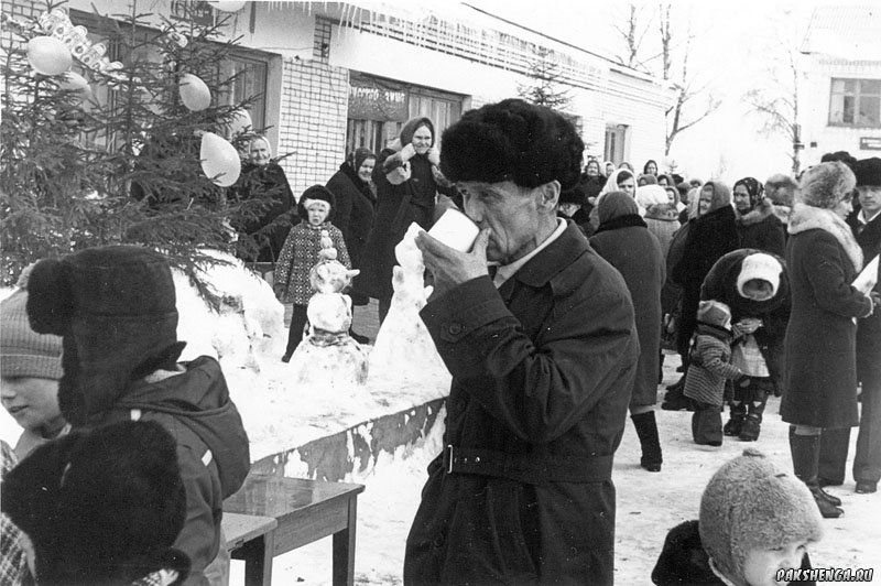 На празднике "Проводы зимы".  Начало 1980-х