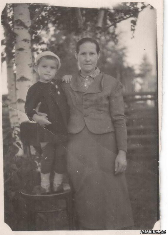 Горбунова Евгения Евгеньевна с внучкой Галей. Антрошево 1943 год