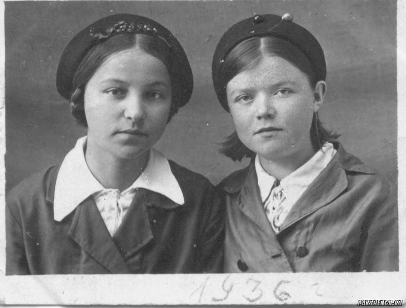 Фото 1936 года, справа Прилучная (Смирнова) Александра Ивановна