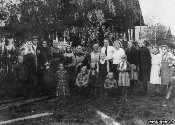 Жители д. Иванов закос. фото сделано предположительно начало 1950-Х. ТРЕТИЙ СЛЕВА С НАГРАДАМИ Шаманин Андрей Трофимович, первая с права Боровская Надежда Александровна, пятая справа Горбунова Евгения  Васильевна