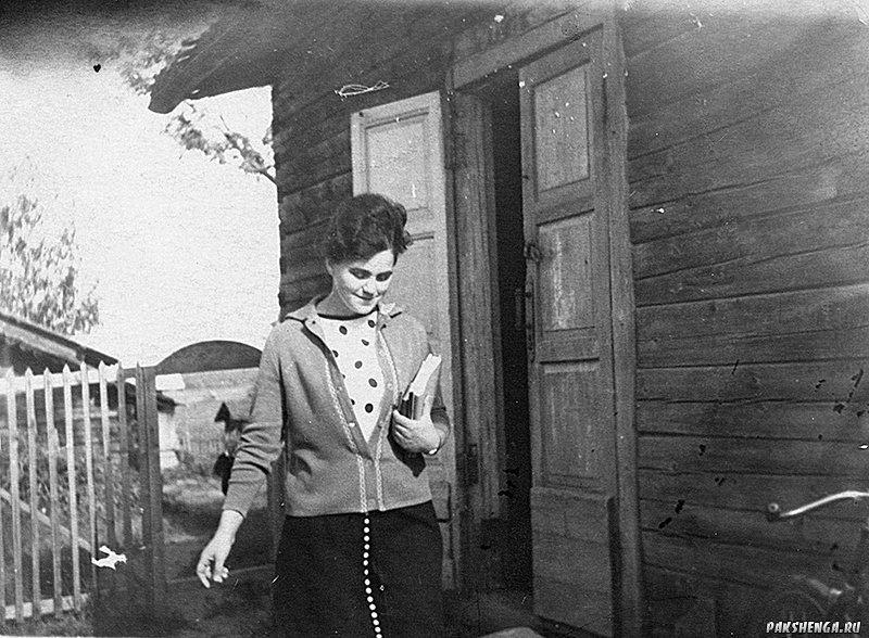 1965 год. У старой школы, с урока с классным журналом