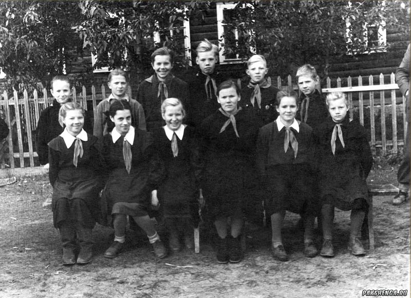 У здания школы в д.Подгорье.  1959/60 уч. год