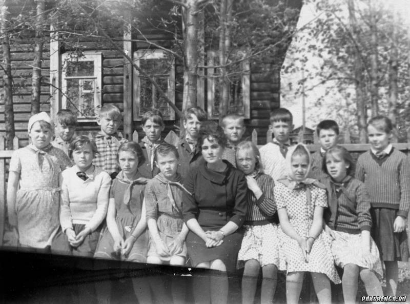 3 класс, 1954 года рождения. У здания школы в д. Подгорье