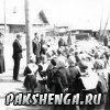Пионерский сбор Совета дружины у здания школы в дер. Подгорье