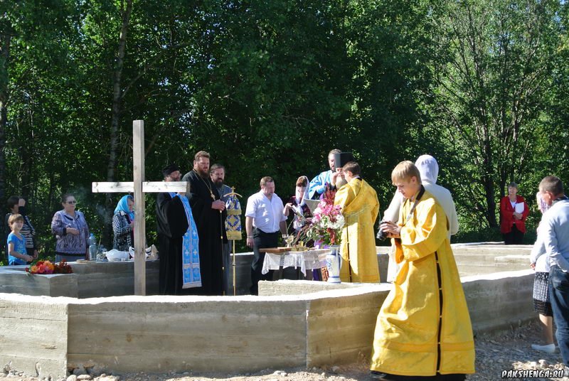 д. Пакшеньга 31 августа приезд Владыки Василия для освящения фундамента строящегося храма в честь св. блаж. Матроны Московской.