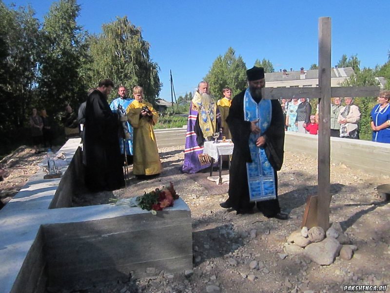 д. Пакшеньга 31 августа приезд Владыки Василия для освящения фундамента строящегося храма в честь св. блаж. Матроны Московской.