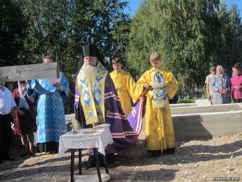 д. Пакшеньга 31 августа приезд Владыки Василия для освящения фундамента строящегося храма в честь св. блаж. Матроны Московской.