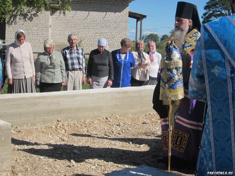 д. Пакшеньга 31 августа приезд Владыки Василия для освящения фундамента строящегося храма в честь св. блаж. Матроны Московской.